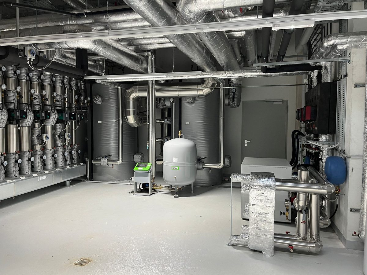Verteiler mit Pumpengruppen und Ausdehnungsgefäß in einer Technikzentrale