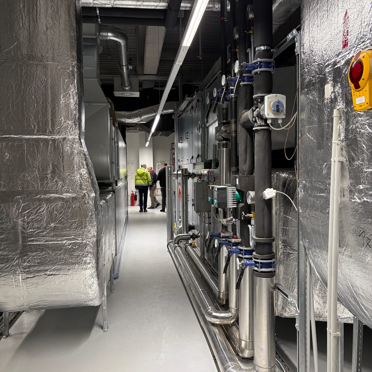 Dieselbe Technikzentrale nach dem Bau mit Lüftungsgeräten und Rohrleitungen