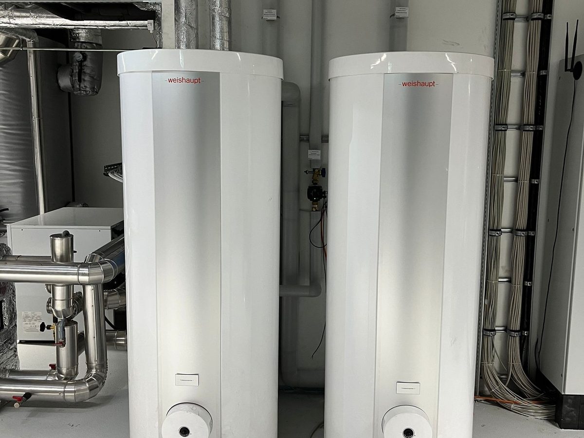 Zwei Warmwasserspeicher in einer Technikzentrale