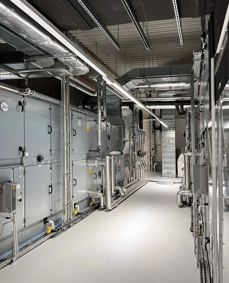 Gang zwischen Lüftungsgeräten in einer Technikzentrale